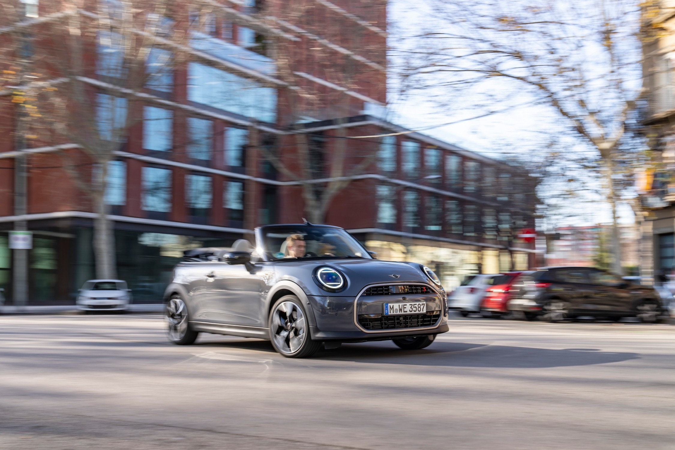 Mini cooper cabrio di jalan, Plaza MINI Serpong