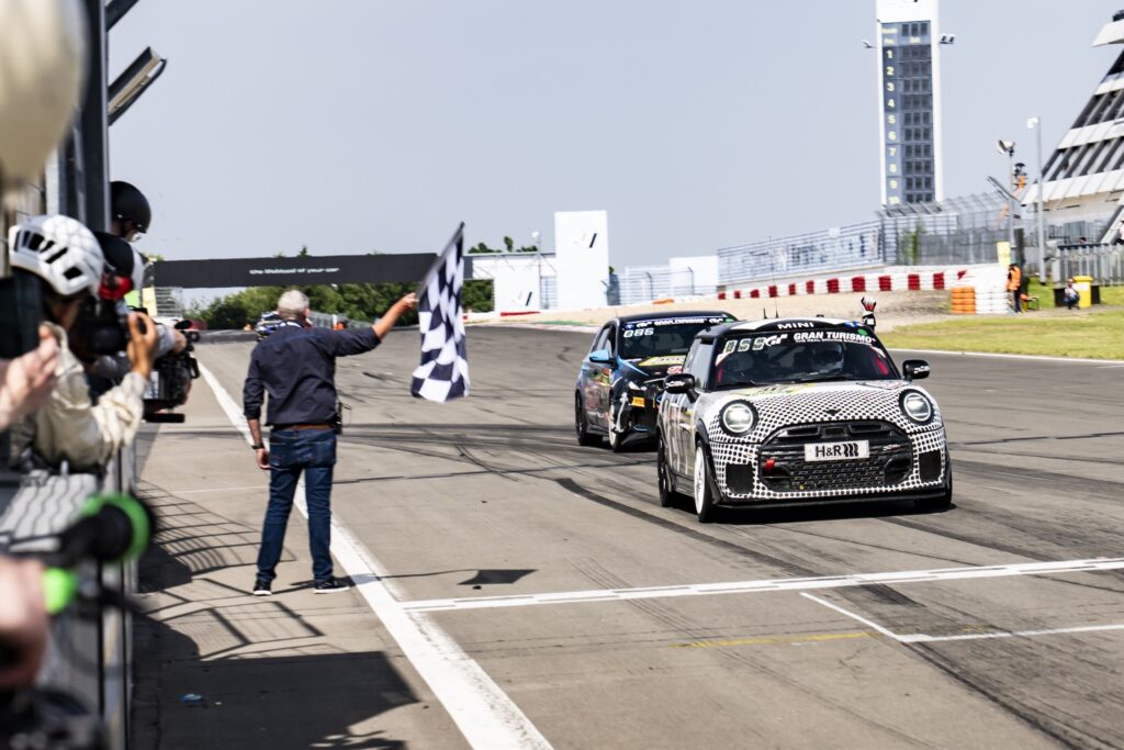 MINI JCW finish kedua di Nurburgring 24H 2025.