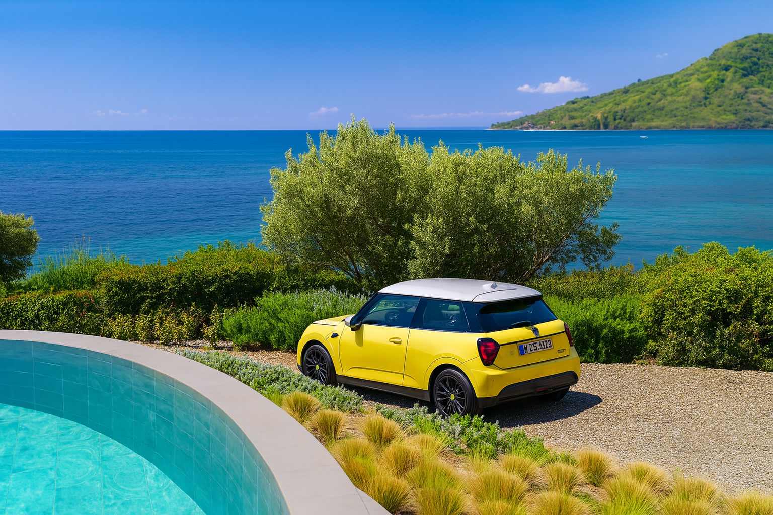 Mini Cooper Electric berwarna kuning diparkir di tepi pantai Bali dengan latar belakang laut biru dan pepohonan tropis, menggambarkan suasana eksotis dan modern dari mobil listrik premium.