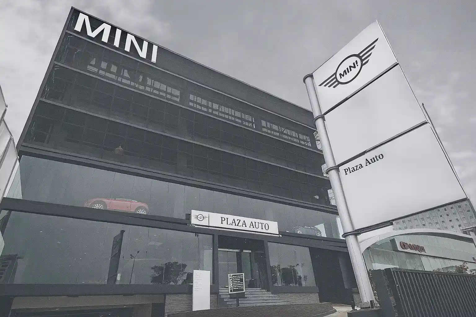 Dealer Resmi MINI Cooper Plaza Auto dengan tampilan showroom modern