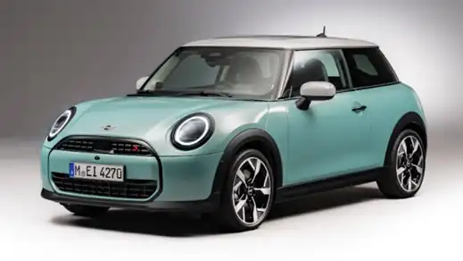 Harga Mini Cooper 3 Door Terbaru 2025 dengan pelat nomor M 1 NI dalam latar showroom resmi.