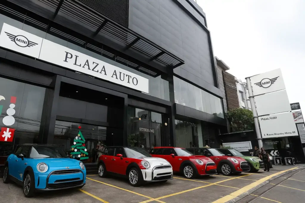 Plaza MINI Pondok Indah dengan mobil MINI Cooper terbaru di depan showroom