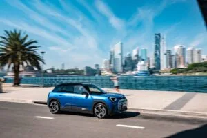 MINI Cooper model Aceman Electric dengan warna Biru